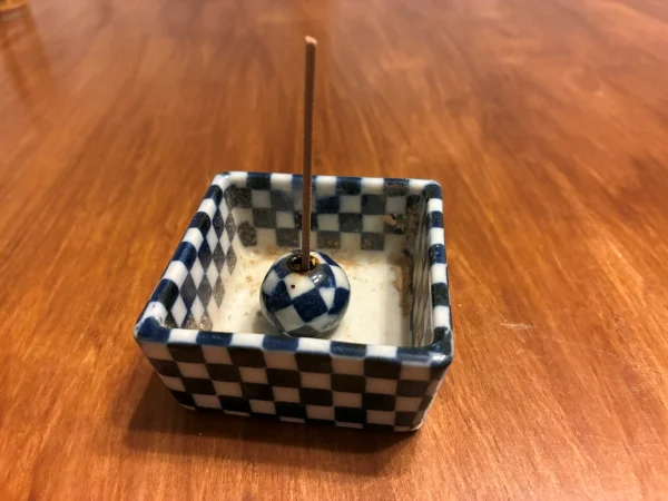 市松模様の柄がオシャレな線香立て