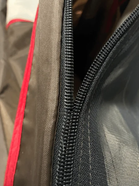 強風と大雨で、ファスナーが壊れてしまったColeman MasterSeries Curve