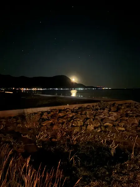 恵山から海を覗かせるように出てきたお月様