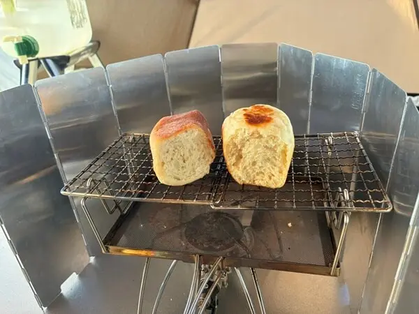 家で作った砂糖、乳製品、植物油を使わないパンを
ユニフレームのfanマルチロースターで弱火でじっくり焼く。