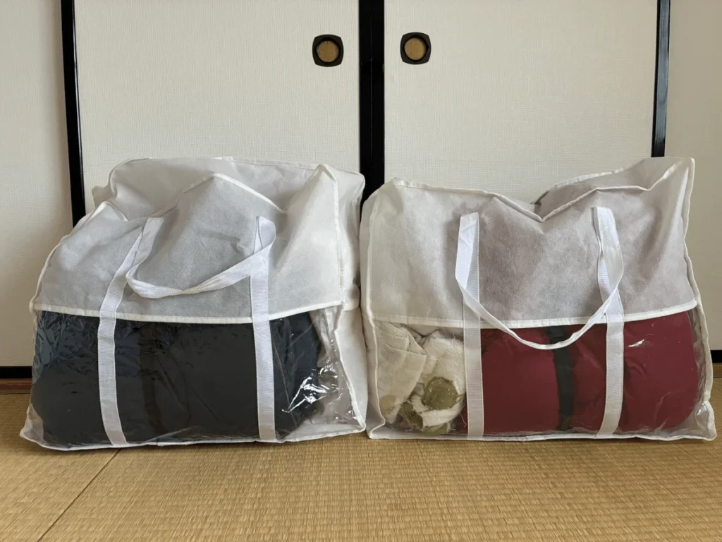 ３COINSで購入した布団袋に
ogawaのシュラフ、タオルケット、枕一式入れてます。