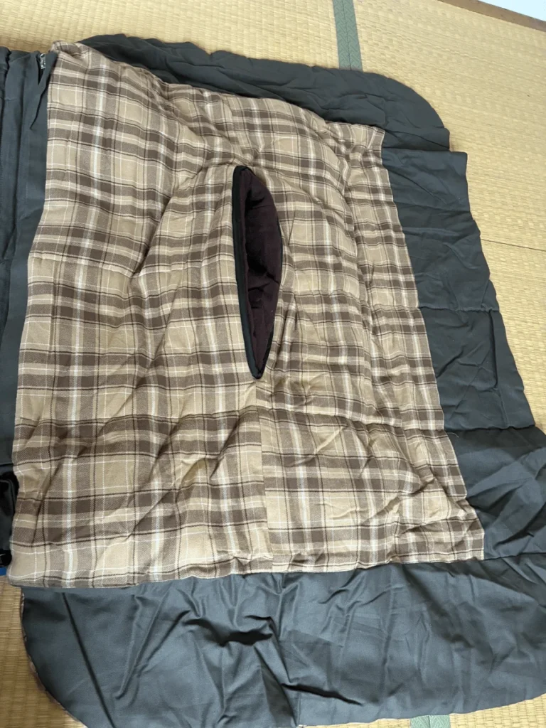 KODIAK CANVAS Z Top Sleeping Bag 20° Reg 枕付近　顔を出す箇所があります