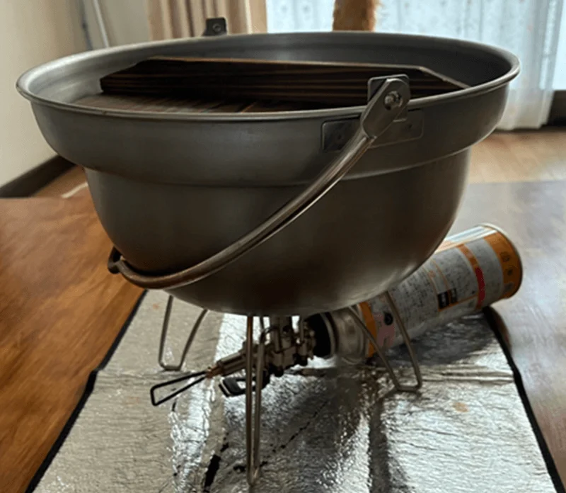 ユニフレーム焚き火鍋26センチを載せた状態