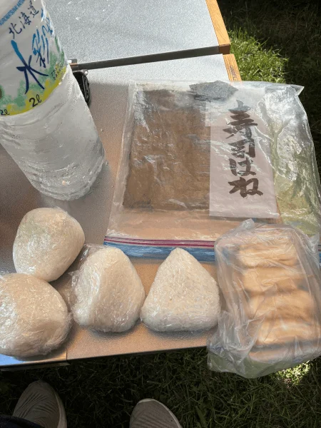 キャンプのお昼ご飯に持参した手作りおにぎりと卵焼き
