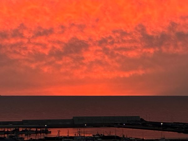 とままえ夕陽が丘オートキャンプ場から見えるマジックアワーは壮観！