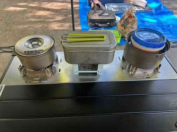 DOD CHUKICHIテーブルで朝ごはんの用意