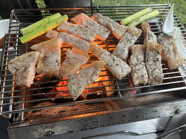 豚ロースを焼いてるところ