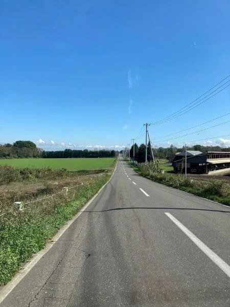 遊び小屋コニファーからお店へ向かう途中のまっすぐな道