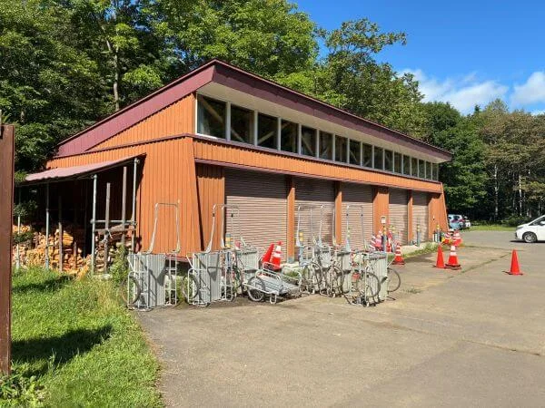 定山渓自然の村、リヤカー置き場