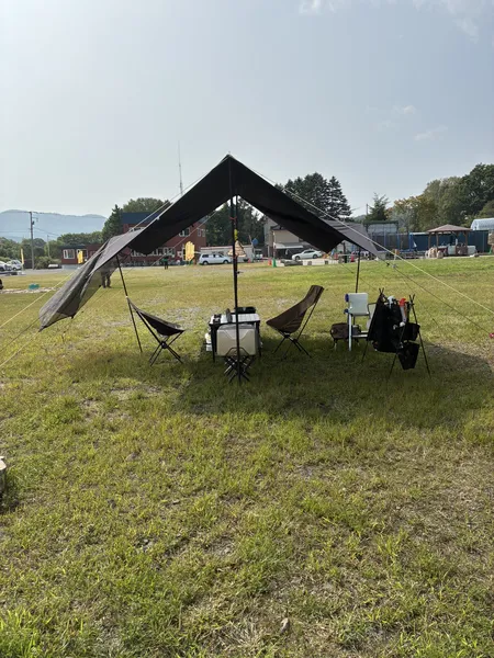 ニセコキャンプ場黄金
やっとの思いで建てたタープ